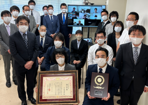 賞状を持つ講師たちの写真